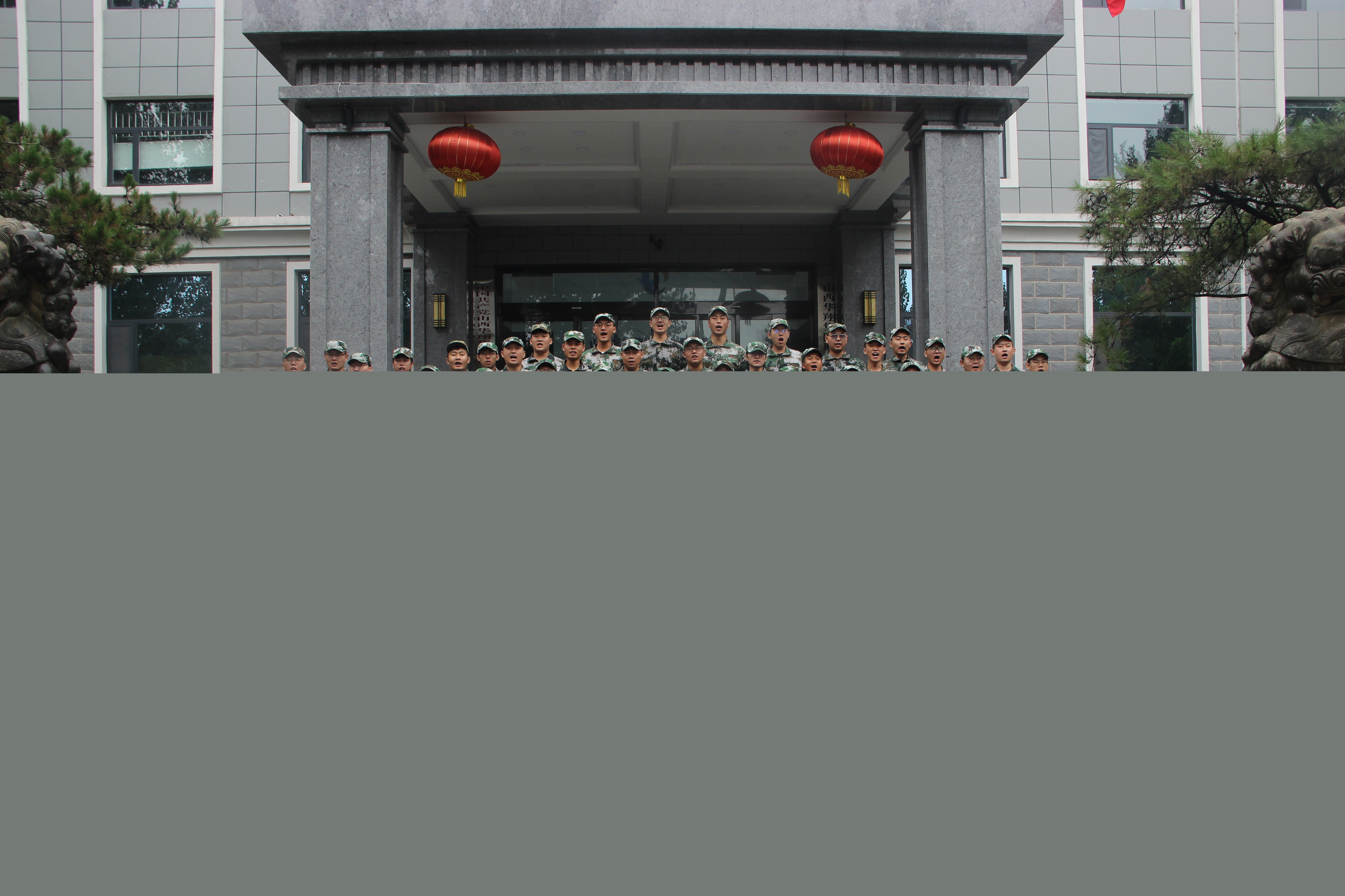 華翔集團(tuán)舉辦2022年校招畢業(yè)生軍訓(xùn)匯演暨入職見面會